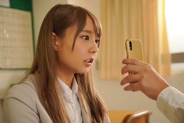 purple bitch sex Học trò sử dụng điện thoại thôi miên cô giáo thực tập